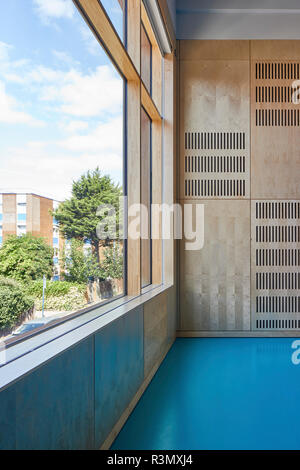 Blick durch das Fenster im Gymnasium. Olga Primary School, London, Vereinigtes Königreich. Architekt: Architektur Initiative, 2017. Stockfoto