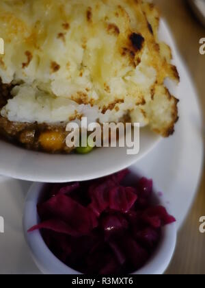 Hirten Kreis-/Cottage Pie Foto mit käsigen Brei und Rotkohl Stockfoto