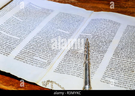 Lesen barmitzvah Thorarollen Heiligen im Urlaub Bar Mitzvah Torah lesen Stockfoto