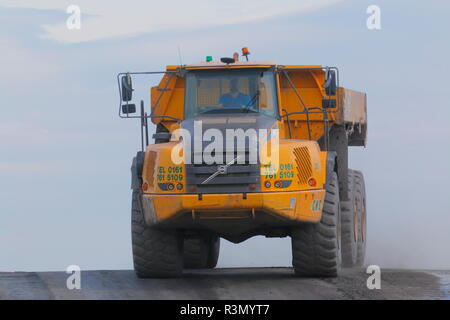 Ein Volvo A40 Dump Truck bei der Arbeit auf der Recycoal, Kohle Recycling Website in Rossington, Doncaster, der jetzt abgerissen wurde, neue Häuser zu bauen. Stockfoto