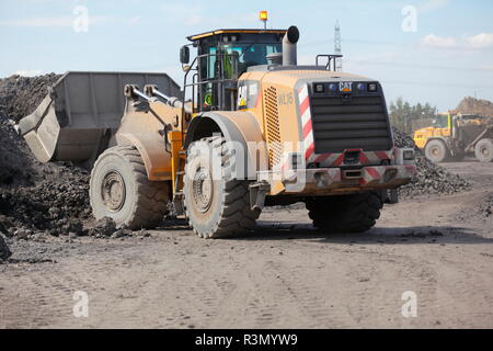 Eine Raupe mit Rädern laden Schaufel auf der Recycoal, Kohle Recycling Website in Rossington, Doncaster, die für das Beladen von Lastwagen- und Güterzüge eingesetzt werden. Stockfoto