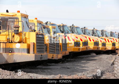 Verschiedene knickgelenkte Muldenkipper, geparkt auf dem Recyoal Kohle Recyclinganlage in Rossington, Doncaster, der jetzt abgerissen wurde. Stockfoto