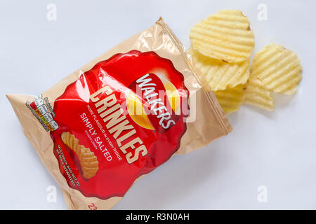 Paket der Wanderer Fältchen einfach gesalzene Kartoffelchips, mehr Geschmack in jeder Kante geöffnet Inhalt auf weißem Hintergrund zu zeigen Stockfoto