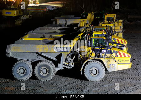 Verschiedene knickgelenkte Muldenkipper, geparkt auf dem Recycoal Kohle Recyclinganlage in Rossington, Doncaster, der jetzt abgerissen wurde. Stockfoto