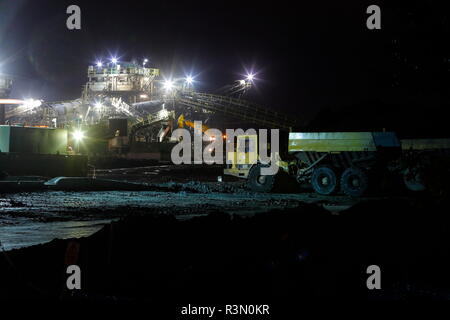 Eine Nachtansicht des Recycoal Kohle Recyclinganlage in Rossington, Doncaster, der jetzt abgerissen wurde, um Platz für neue Häuser zu machen. Stockfoto