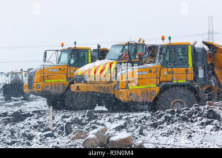 Verschiedene knickgelenkte Muldenkipper, geparkt auf dem Recyoal Kohle Recyclinganlage in Rossington, Doncaster, der jetzt abgerissen wurde. Stockfoto