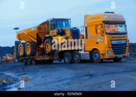 Ein brandneues Bell 40 D Knickgelenkter Dumper Ankunft auf dem Recycoal Kohle Recyclinganlage in Rossington, Doncaster, der jetzt abgerissen wurde. Stockfoto