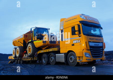 Ein brandneues Bell 40 D Knickgelenkter Dumper Ankunft auf dem Recycoal Kohle Recyclinganlage in Rossington, Doncaster, der jetzt abgerissen wurde. Stockfoto