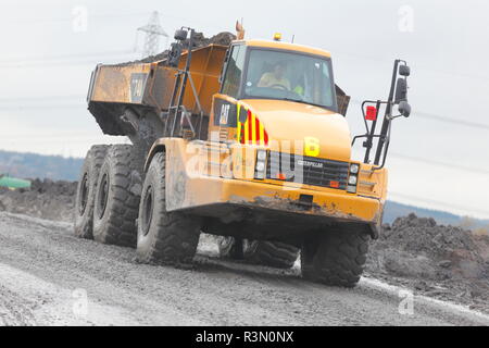 Ein Caterpillar 740 Gelenkmuldenkipper arbeiten vor Ort an Recycoal Kohle Recyclinganlage in Rossington, Doncaster, der jetzt abgerissen wurde. Stockfoto