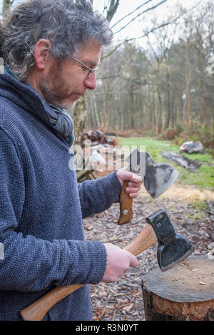 Es gibt viele verschiedene Größen von Hand ax für die Aufspaltung von Ard schnitzen Holz. Stockfoto