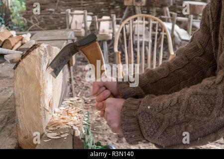 Mit einer Hand dechsel Mode den Sitz auf einem Hocker. Stockfoto