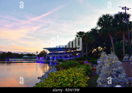 Orlando, Florida. November 17, 2018. Panoramasicht auf den See und das Stadion am schönen Sonnenuntergang in International Drive. Stockfoto