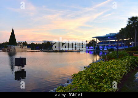 Orlando, Florida. November 17, 2018. Panoramablick auf Stadion, Weihnachtsbaum und See auf dem schönen Sonnenuntergang Hintergrund in den International Drive. Stockfoto