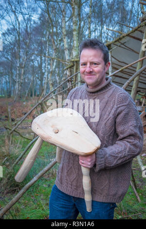 Fergus Collins Herausgeber der Zeitschrift Countryfile nach einem Hocker auf dem Greenwood Handwerk Tag. Stockfoto