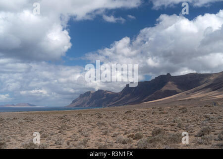 Blick auf Caleta de Famara und das Meer wie aus dem Famara massiv gesehen, Lanzarote, Kanarische Inseln, Spanien Stockfoto