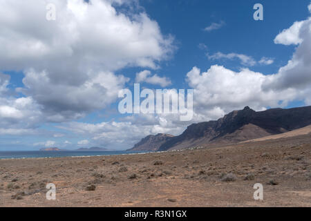 Blick auf Caleta de Famara und das Meer wie aus dem Famara massiv gesehen, Lanzarote, Kanarische Inseln, Spanien Stockfoto