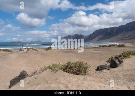 Blick auf Caleta de Famara und das Meer wie aus dem Famara massiv gesehen, Lanzarote, Kanarische Inseln, Spanien Stockfoto