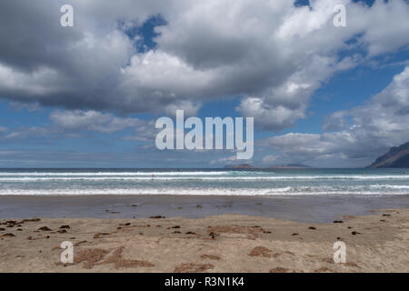 Blick auf Caleta de Famara und das Meer wie aus dem Famara massiv gesehen, Lanzarote, Kanarische Inseln, Spanien Stockfoto