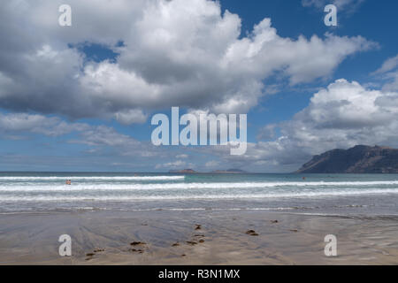 Blick auf Caleta de Famara und das Meer wie aus dem Famara massiv gesehen, Lanzarote, Kanarische Inseln, Spanien Stockfoto