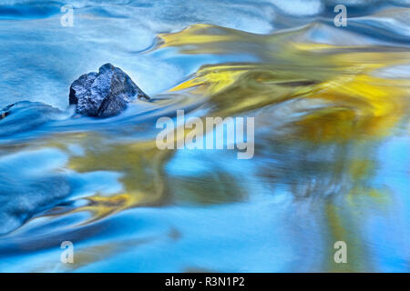 Kanada, Ontario, Rushing River Provincial Park. Rock im rauschenden Fluss im Herbst. Stockfoto