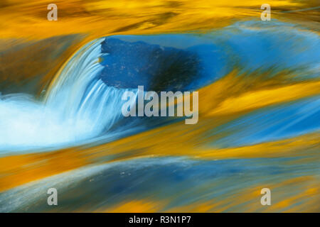 Kanada, Ontario, Rushing River Provincial Park. Rock im rauschenden Fluss im Herbst. Stockfoto