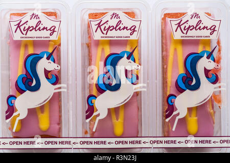 Pack von Herrn Kipling Einhorn Schichten überaus guten Kuchen, einzeln verpackt, drei 3. Stockfoto