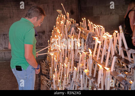 Beleuchtung Votiv Kerzen in Virgen del Rocío El Rocio, Spanien. Stockfoto