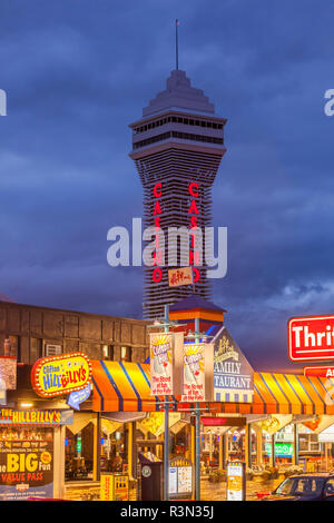 Kanada, Ontario, Niagara Falls, Clifton Hill und Casino Tower Stockfoto