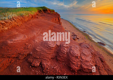 Kanada, Prince Edward Island, Campbellton. Rote Klippen entlang Golf von St. Lawrence bei Sonnenuntergang. Stockfoto