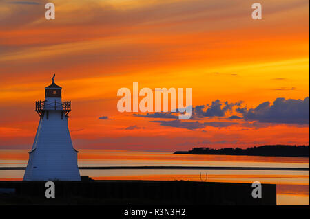 Kanada, Prince Edward Island, Holz Inseln. Leuchtturm bei Sonnenuntergang. Stockfoto