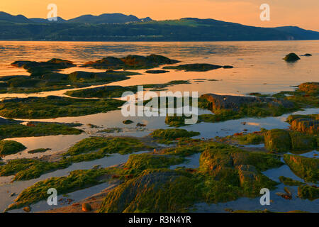 Kanada, Québec, L'Isle-aux-Coudres. Sonnenuntergang auf St. Lawrence River. Stockfoto