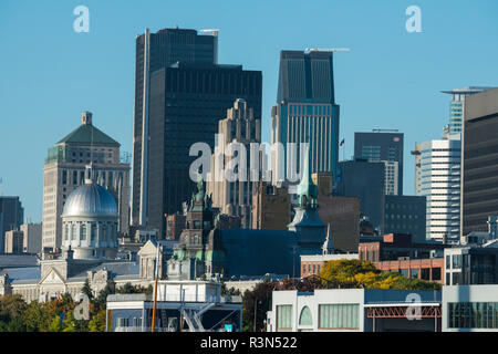 Kanada, Quebec, Montreal. Old Port Bereich Skyline Blick auf die Stadt von Str. Lawrence Fluß. Stockfoto