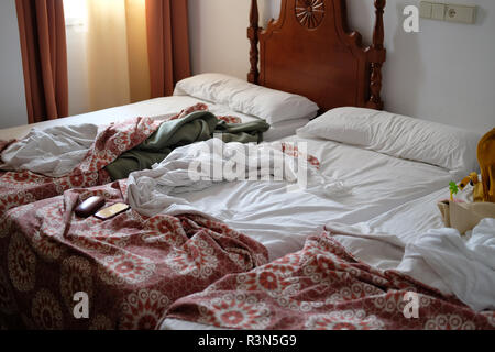 Nicht gemachte Betten in einem Hotelzimmer. Stockfoto
