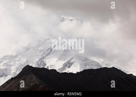 Pamir mit peak Lenin, die von Wolken eingehüllt wird, Kirgisistan Stockfoto