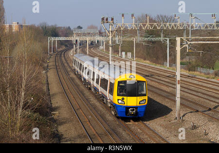 Eine Klasse 378 Capitalstar Elektrischer Triebzug Nummer 378212 eine London Overground Service am Grabstein Lane im Norden von London. Stockfoto