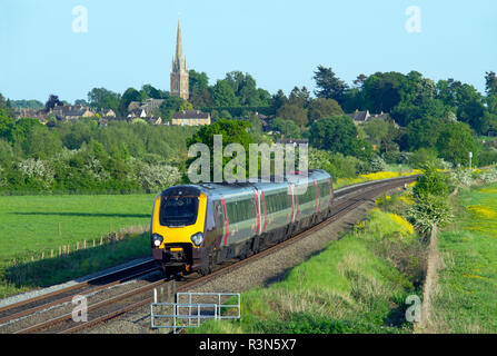 Eine Klasse 220 Diesel Multiple Unit 220019 Arbeiten ein Cross Country Service im Kings Sutton. Stockfoto