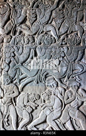 Siem Reap, Kambodscha. Stein Reliefs mit Sklaven wie Monkey Männer dargestellt, die auf den Wänden der Tempel Angkor Wat Stockfoto