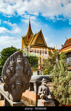 Siem Reap, Kambodscha. Schlange und Affe Wächter schützen die goldenen Turmspitzen und Pagoden von Wat Preah Prom Rath Stockfoto