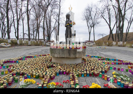 Votive und Statue an Holodomor Genozid Mahnmal, Kiew, Ukraine Stockfoto