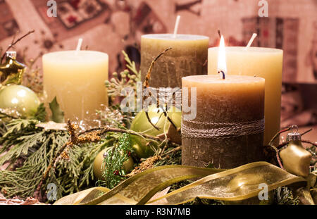 Adventskranz im Kerzenschein mit Christbaum Kugeln für die Dekoration Stockfoto