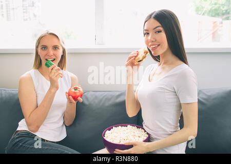 Gesundes Essen VS fast food Stockfoto