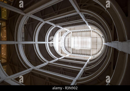 Spiralförmige Rampe zur Teststrecke auf dem Dach an der alten Fiat Fabrik in Turin, Italien, im Jahre 1920 erbaut. Gebäude in gemischt genutzten Raum umgewandelt. Stockfoto