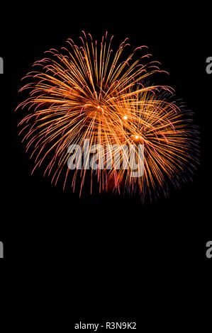 Buntes Feuerwerk auf schwarzen Hintergrund, Silvester Stockfoto