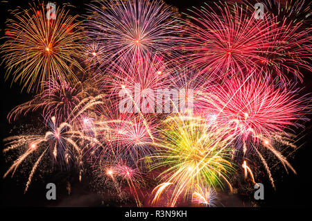 Buntes Feuerwerk auf schwarzen Hintergrund, Silvester Stockfoto