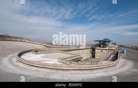 Alten Fiat Fabrik in Turin, Italien, in den 1920er Jahre, die vor kurzem von Renzo Piano renoviert. Auf dem Dach der ursprüngliche Test Track ist für die Öffentlichkeit zugänglich. Stockfoto