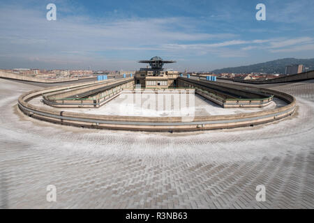 Alten Fiat Fabrik in Turin, Italien, in den 1920er Jahre, die vor kurzem von Renzo Piano renoviert. Auf dem Dach der ursprüngliche Test Track ist für die Öffentlichkeit zugänglich. Stockfoto