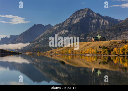 Prince of Wales Hotel spiegelt in Hänfling See in Waterton Lakes National Park, Alberta, Kanada Stockfoto