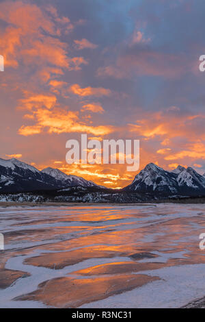 Brillante Sonnenaufgang reflektiert über Winter Eis von Abraham Lake in der Nähe von Nordegg, Alberta, Kanada Stockfoto