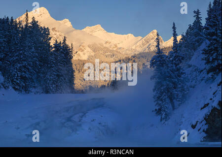 Dampfende Bow River Falls in der Nähe von Überraschung Ecke, Stadtrand, kanadische Rockies Banff, Alberta, Kanada Stockfoto