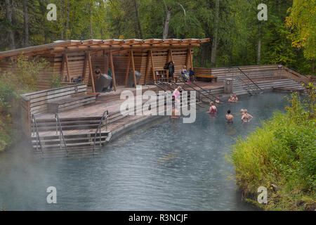 Kanada, British Columbia, Liard River Hotsprings Provincial Park. Badegäste in beheiztem Wasser. Stockfoto